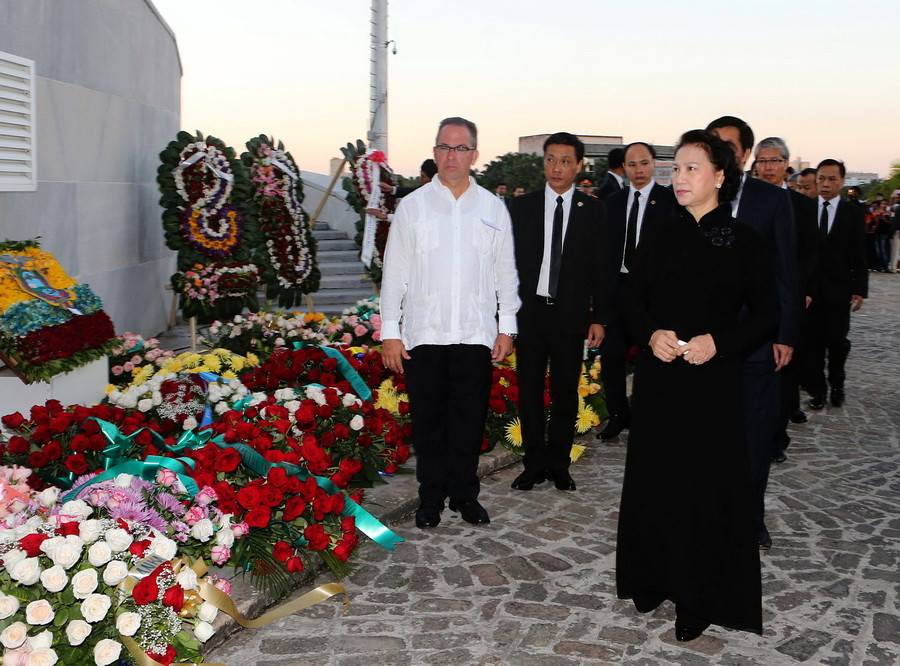 Chủ tịch Quốc hội Nguyễn Thị Kim Ngân dẫn đầu đoàn Đại biểu Đảng và Nhà nước Việt Nam viếng đồng chí Fidel Castro Ruz. (Ảnh: Trọng Đức/TTXVN)