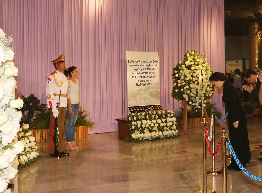 Chủ tịch Quốc hội Nguyễn Thị Kim Ngân dẫn đầu đoàn Đại biểu Đảng và Nhà nước Việt Nam viếng đồng chí Fidel Castro Ruz. (Ảnh: Trọng Đức/TTXVN)