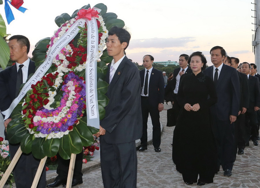 Chủ tịch Quốc hội Nguyễn Thị Kim Ngân dẫn đầu đoàn Đại biểu Đảng và Nhà nước Việt Nam viếng đồng chí Fidel Castro Ruz. (Ảnh: Trọng Đức/TTXVN)