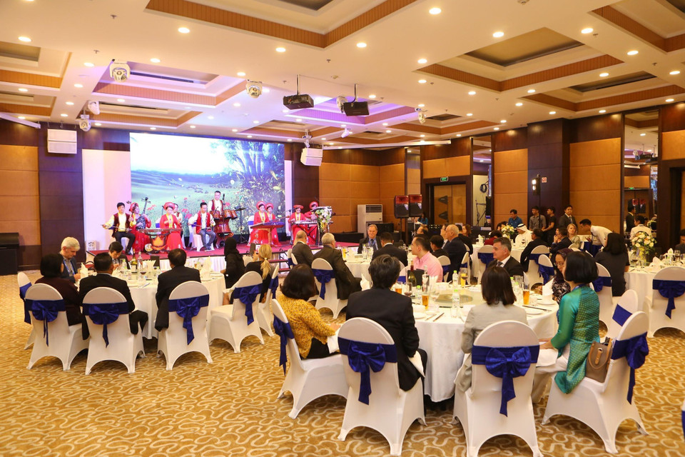  Quang cảnh buổi tiệc. (Ảnh: Thành Đạt/TTXVN)