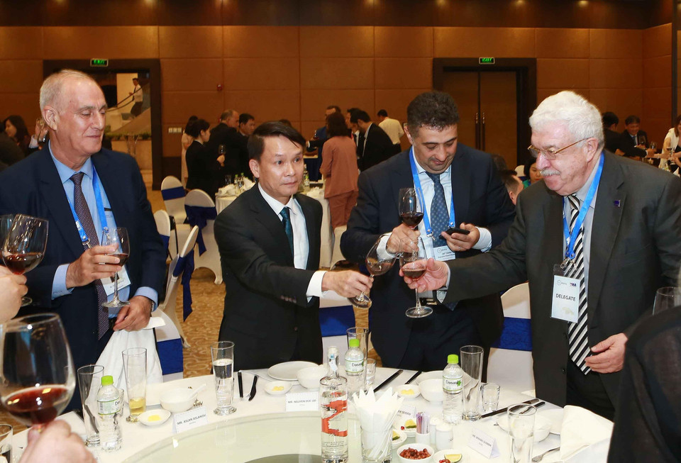 Ông Nguyễn Đức Lợi, Ủy viên Trung ương Đảng, Tổng Giám đốc TTXVN chúc mừng các đại biểu. (Ảnh: Doãn Tấn/TTXVN)(Ảnh: TTXVN)