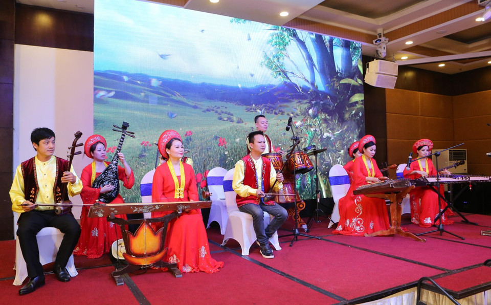 Tiết mục biểu diễn nhạc cụ dân tộc tạị Tiệc chia tay. (Ảnh: Thành Đạt/TTXVN)