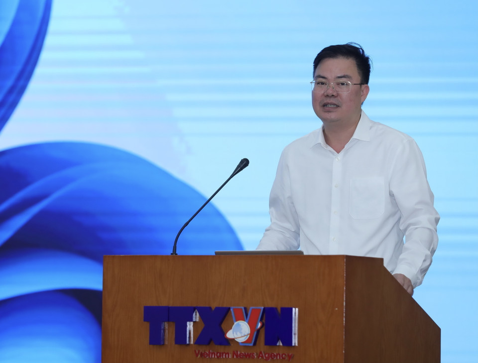 Ủy viên Ban Chấp hành Đảng bộ, Phó Chủ nhiệm Thường trực Ủy ban Kiểm tra Đảng ủy Khối các Cơ quan Trung ương Nhữ Quang Cảnh trình bày Quyết định số 1262-QĐ/ĐUK ngày 16/8/2023 của Ban Thường vụ Đảng ủy Khối. (Ảnh: Hoàng Hiếu/TTXVN)