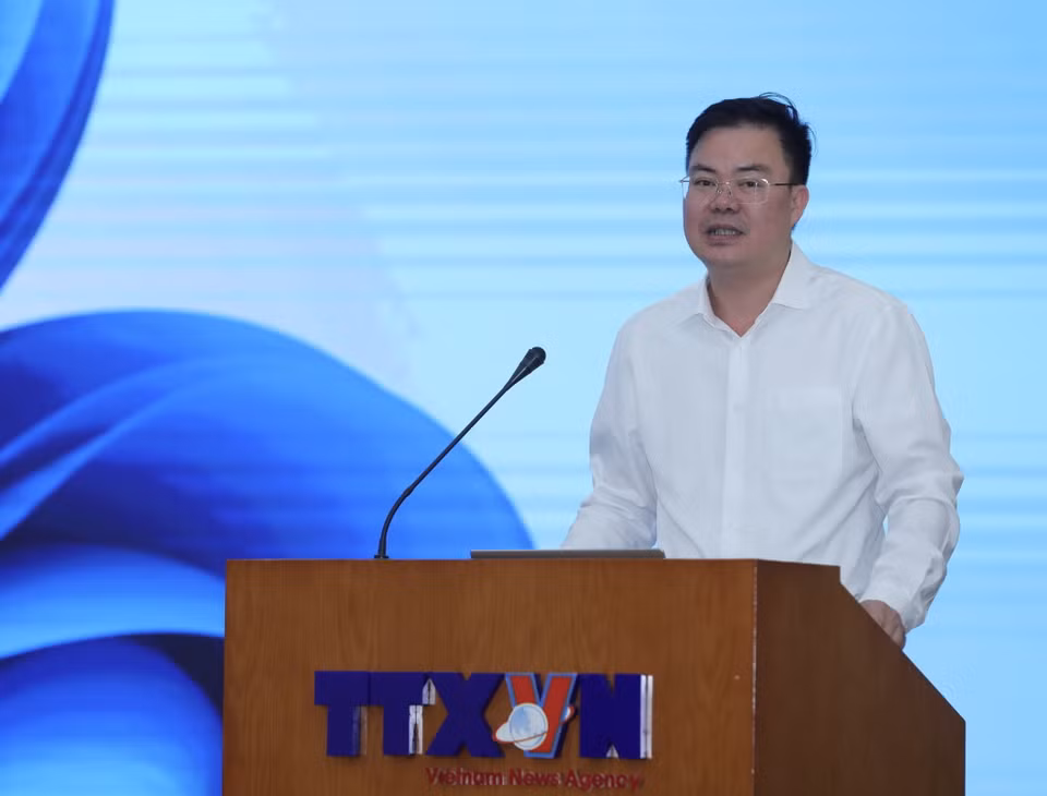 Ủy viên Ban Chấp hành Đảng bộ, Phó Chủ nhiệm Thường trực Ủy ban Kiểm tra Đảng ủy Khối các Cơ quan Trung ương Nhữ Quang Cảnh trình bày Quyết định số 1262-QĐ/ĐUK ngày 16/8/2023 của Ban Thường vụ Đảng ủy Khối. (Ảnh: Hoàng Hiếu/TTXVN)
