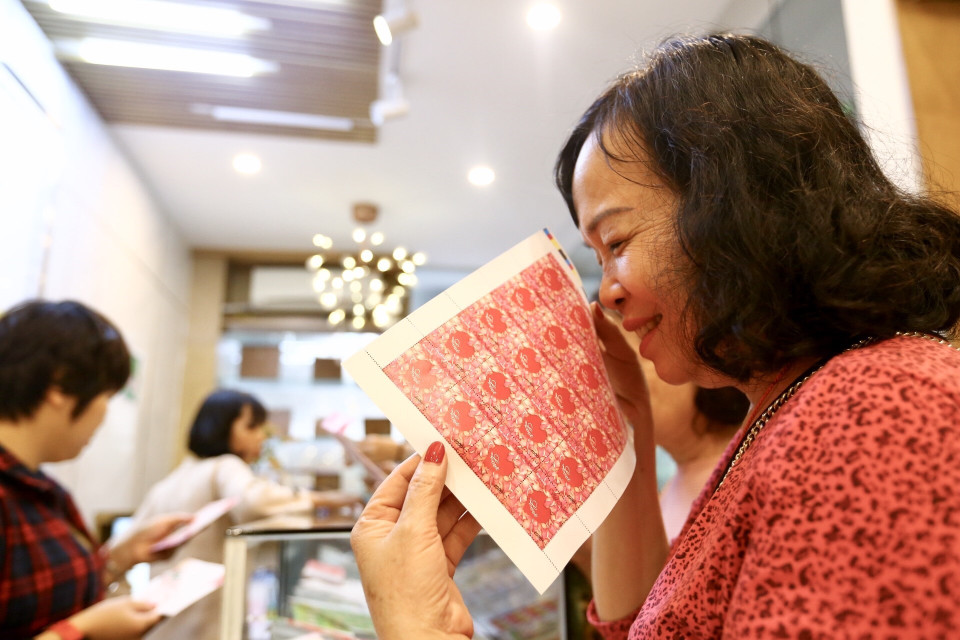 Bộ tem có mùi hương hoa hồng. (Ảnh: Minh Quyết/TTXVN)