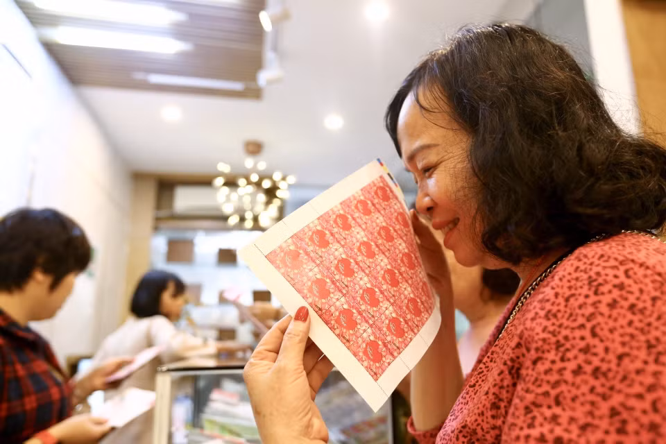 Bộ tem có mùi hương hoa hồng. (Ảnh: Minh Quyết/TTXVN)