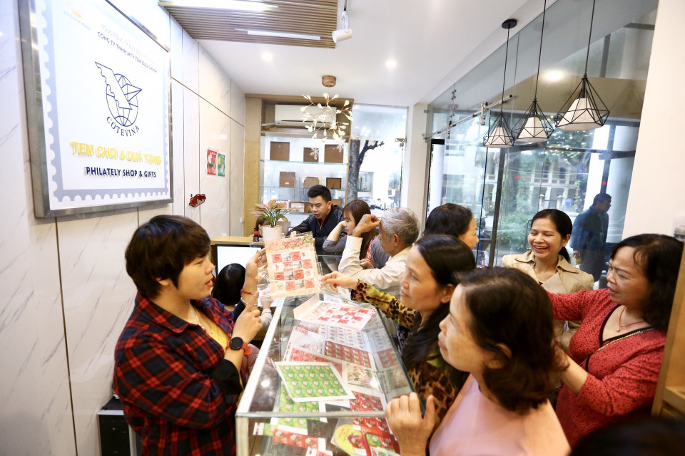 Khách đến mua 'Tem tình yêu' mới được phát hành tại Công ty tem Bưu chính. (Ảnh: Minh Quyết/TTXVN)