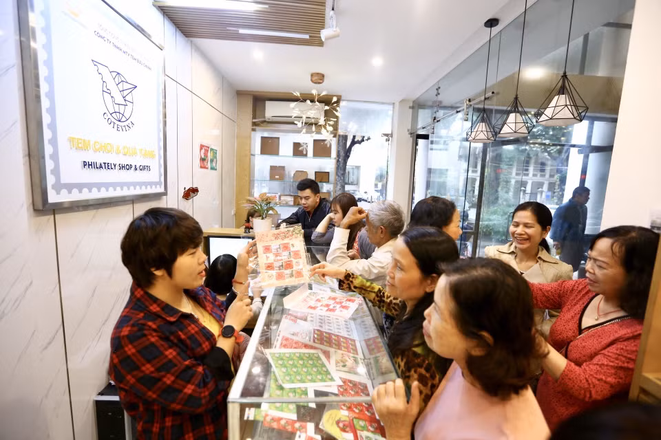 Khách đến mua 'Tem tình yêu' mới được phát hành tại Công ty tem Bưu chính. (Ảnh: Minh Quyết/TTXVN)