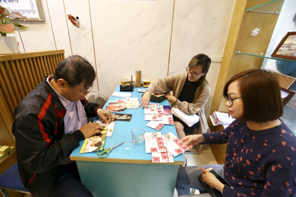 Khách đến mua 'Tem tình yêu' mới được phát hành tại Công ty tem Bưu chính. (Ảnh: Minh Quyết/TTXVN)