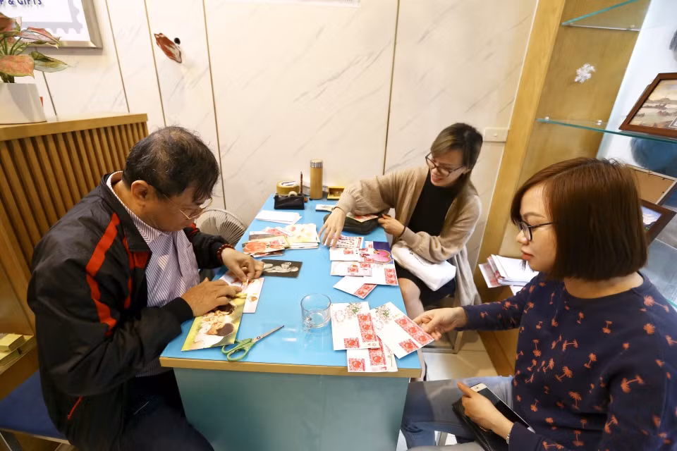 Khách đến mua 'Tem tình yêu' mới được phát hành tại Công ty tem Bưu chính. (Ảnh: Minh Quyết/TTXVN)