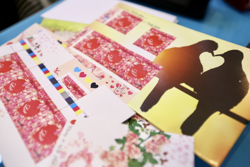 Bộ tem gồm 1 mẫu tem có giá mặt 4.000đ do họa sỹ cộng tác viên Nguyễn Quang Vinh thiết kế. (Ảnh: Minh Quyết/TTXVN)