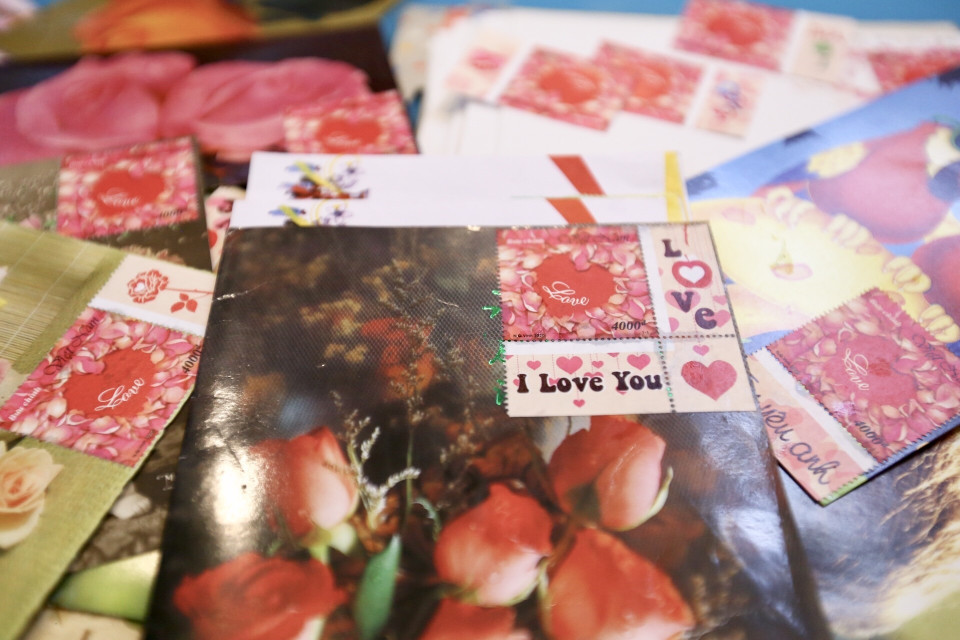 Bộ 'Tem Tình yêu' mới được phát hành. (Ảnh: Minh Quyết/TTXVN)