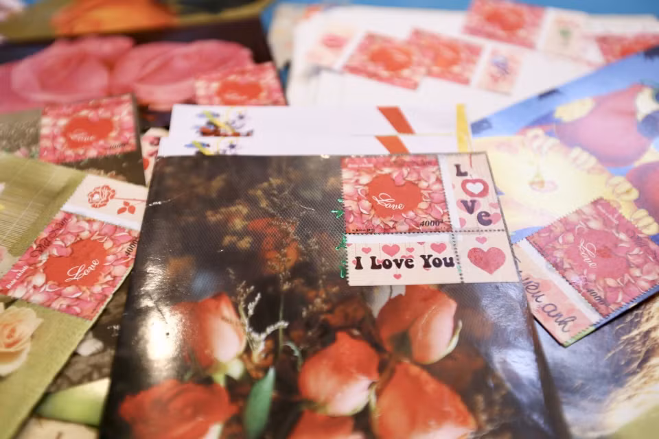 Bộ 'Tem Tình yêu' mới được phát hành. (Ảnh: Minh Quyết/TTXVN)