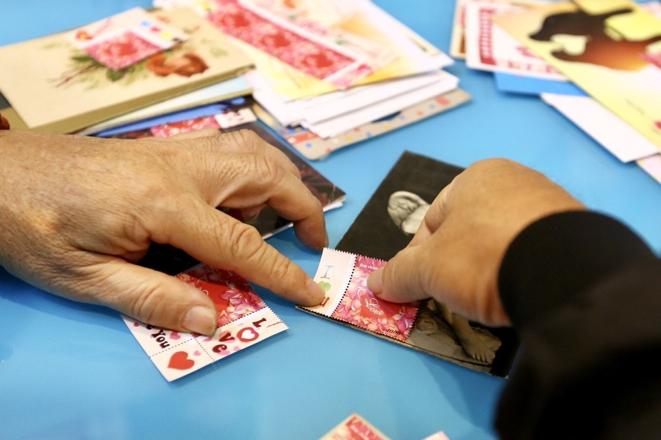 Bộ 'Tem tình yêu' mới được phát hành. (Ảnh: Minh Quyết/TTXVN)