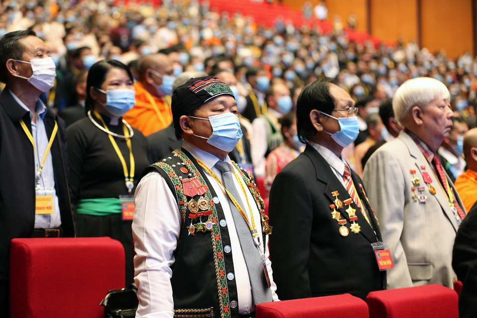 Các đại biểu dân tộc thiểu số Việt Nam thực hiện nghi thức chào cờ Tổ quốc. (Ảnh: Dương Giang/TTXVN)