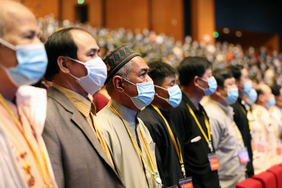 Các đại biểu dân tộc thiểu số Việt Nam thực hiện nghi thức chào cờ Tổ quốc. (Ảnh: Dương Giang/TTXVN)