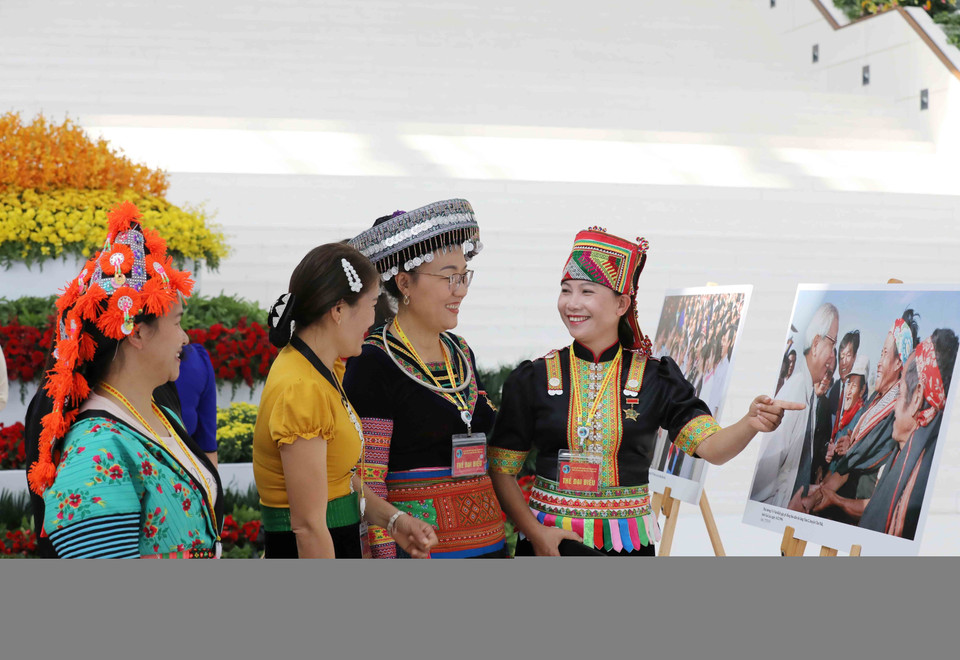 Đại biểu xem trưng bày ảnh chào mừng Đại hội. (Ảnh: Phương Hoa/TTXVN)