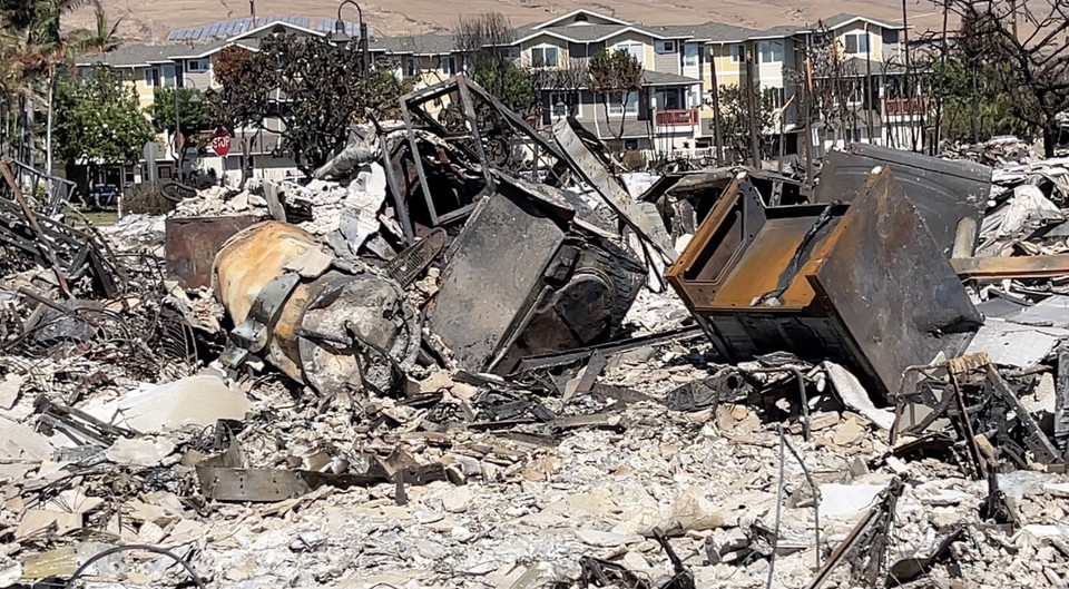 Ngày 15/8/2023, giới chức bang Hawaii (Mỹ) cho biết số nạn nhân thiệt mạng trong vụ cháy rừng nghiêm trọng bùng phát hôm 9/8 tại đảo Maui đã lên tới 101 người. Nhiều khả năng, con số này chưa dừng lại khi nỗ lực tìm kiếm khoảng 1.300 người mất tích vẫn đang được triển khai. Ngoài ra, thảm họa cháy rừng đã thiêu rụi hoặc làm hư hại ít nhất 2.200 ngôi nhà và nhiều tài sản khác, tổng thiệt hại ước tính gần 6 tỷ USD. (Ảnh: THX/TTXVN)