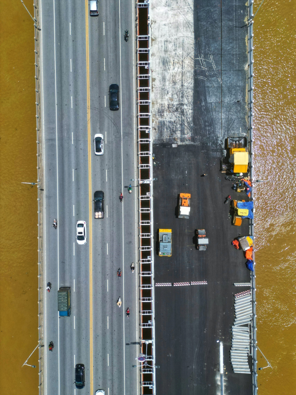 Cầu Vĩnh Tuy giai đoạn 2 nằm phía hạ lưu sông Hồng, song song cầu giai đoạn 1. (Ảnh: Tuấn Anh/TTXVN)