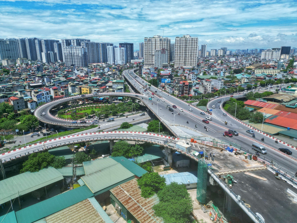 Lối dẫn lên cầu đang được đơn vị thi công khẩn trương hoàn thiện.(Ảnh: Tuấn Anh/TTXVN)