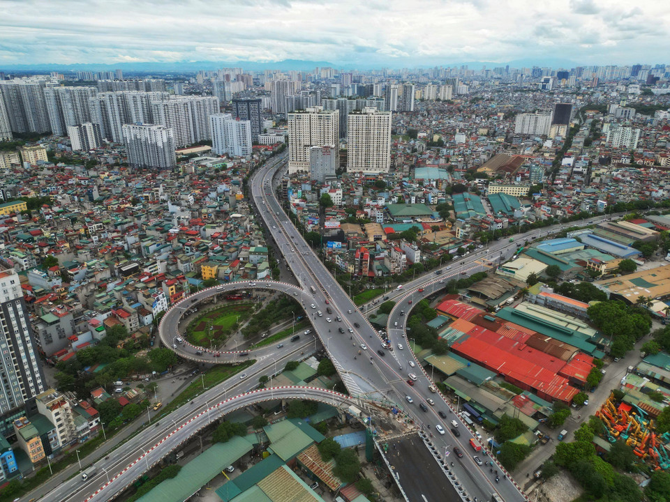 Dự án cầu Vĩnh Tuy giai đoạn 2 được xây dựng theo quy hoạch, đáp ứng nhu cầu vận tải ngày một tăng nhanh giữa trung tâm Thủ đô với khu vực phía Bắc và Đông Bắc thành phố.(Ảnh: Tuấn Anh/TTXVN)