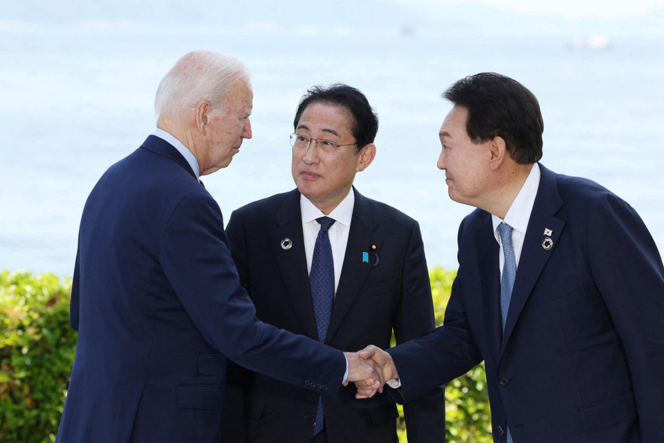 Tổng thống Mỹ Joe Biden (giữa), Thủ tướng Nhật Bản Fumio Kishida (phải) và Tổng thống Hàn Quốc Yoon Suk Yeol tại cuộc gặp bên lề Hội nghị thượng đỉnh NATO ở Madrid, Tây Ban Nha, ngày 29/6/2022. (Ảnh: AFP/TTXVN)