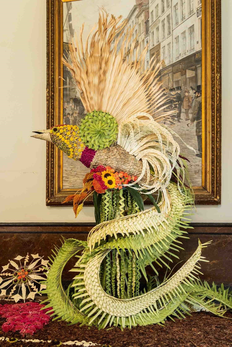 Chú chim thiên đường lung linh, được quấn trong những chiếc lá bện theo nghệ thuật Janur truyền thống của các nghệ nhân Indonesia. (Ảnh: TTXVN phát)