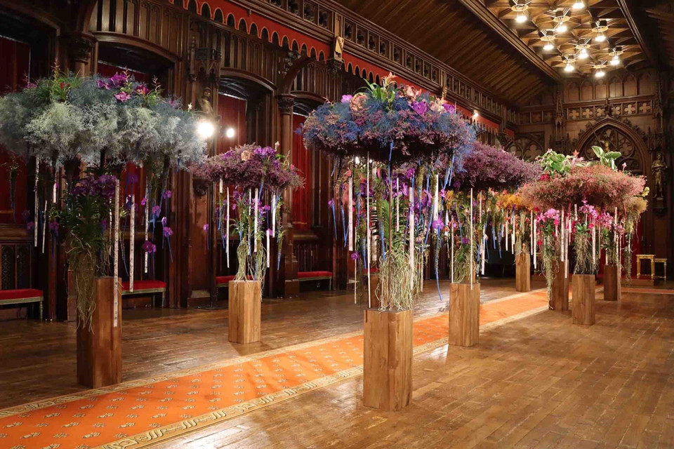 Hoa trang trí trong phòng khánh tiết - Tòa Thị chính Brussels. (Ảnh: Hương Giang/TTXVN)