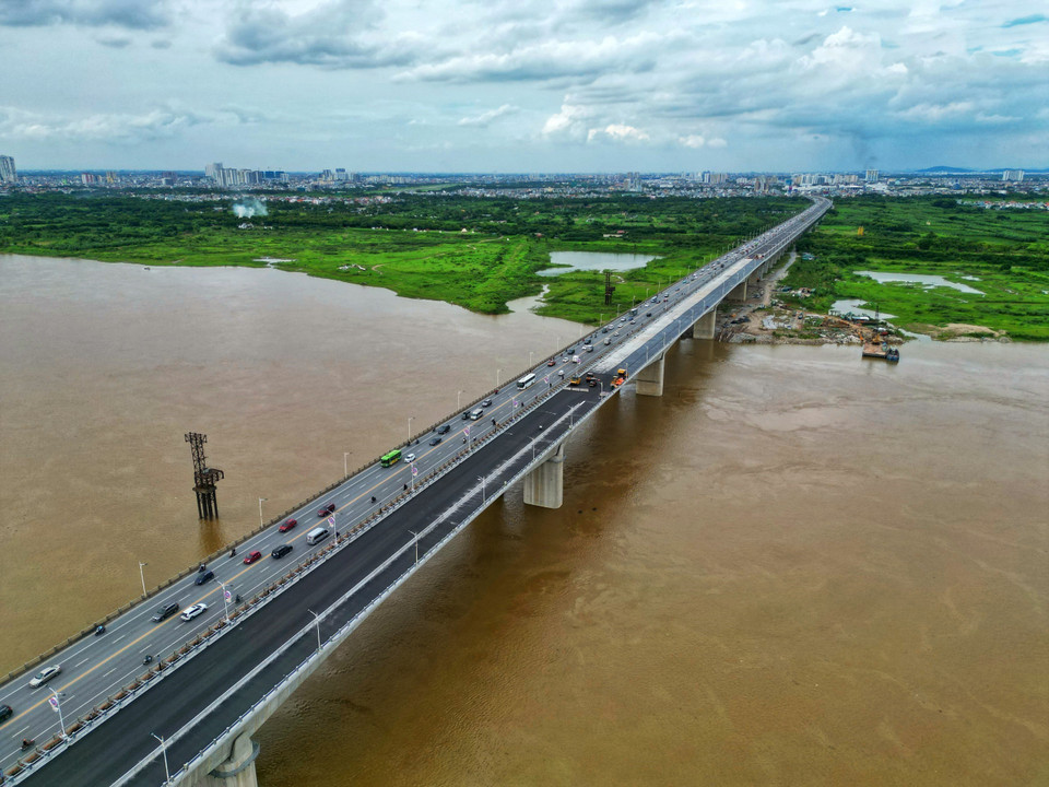 Tổng chiều dài cầu và đường dẫn khoảng 3.473m. Điểm đầu Km0+840 (giao với đường Nguyễn Khoái và đường Minh Khai), điểm cuối Km4+312,62 (giao với đường Long Biên - Thạch Bàn, đường Cổ Linh). (Ảnh: Tuấn Anh/TTXVN)