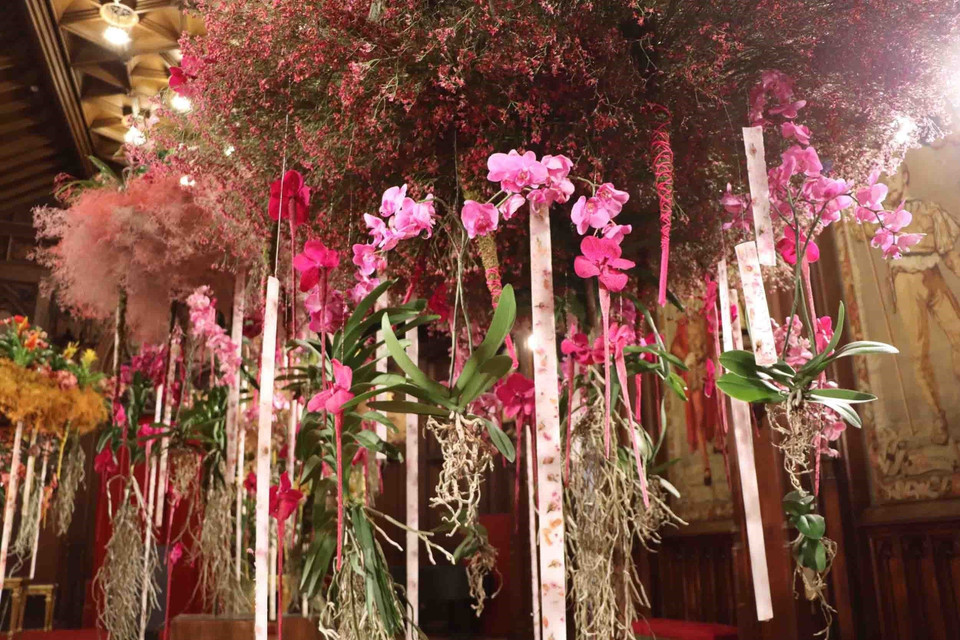 Hoa trang trí trong phòng khánh tiết - Tòa Thị chính Brussels. (Ảnh: Hương Giang/TTXVN)