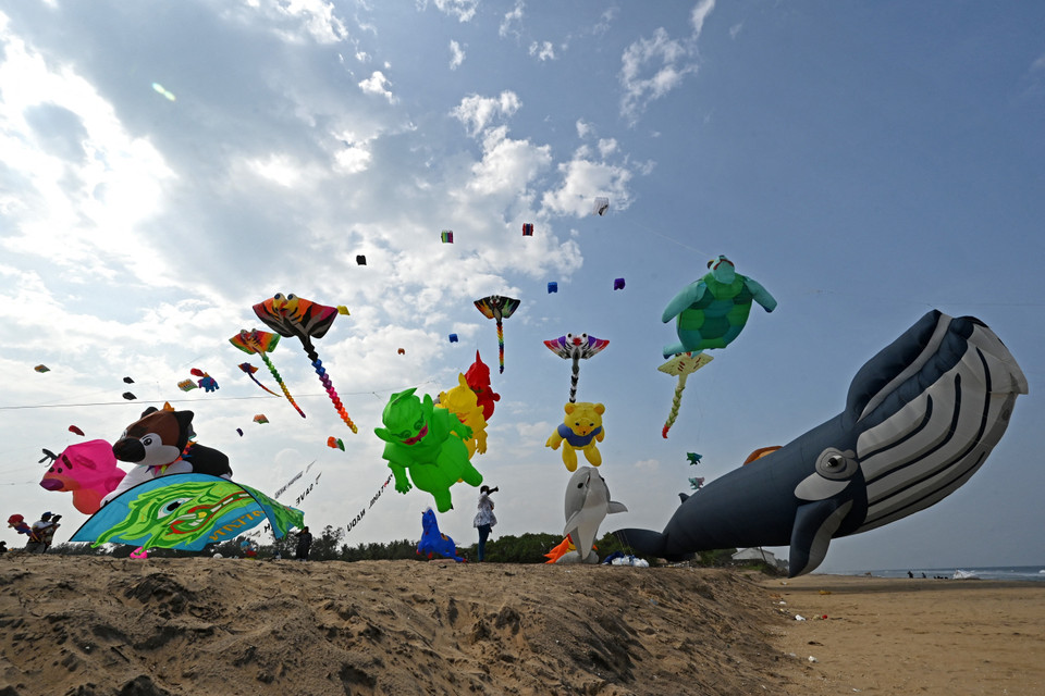 Lễ hội thả diều quốc tế Tamil Nadu diễn ra tại thành phố Mamallapuram của Ấn Độ từ ngày 12-14/8/2023, thu hút đông đảo người tham gia. Tại lễ hội, những con diều hoạt hình ngộ nghĩnh, độc đáo bay vút lên cao tạo nên một khung cảnh vui nhộn. (Ảnh: AFP/TTXVN)