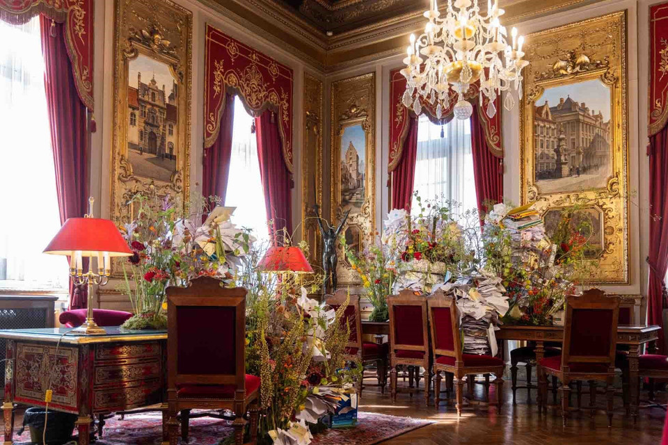 Tác phẩm hoa trang trí trong phòng làm việc của một Phó Thị trưởng Brussels. (Ảnh: TTXVN phát)