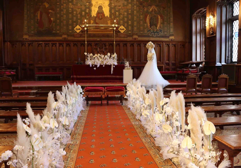 Tác phẩm trang trí hoa phòng cưới của nghệ nhân trẻ người Bỉ Céline Vandenberge.(Ảnh: Hương Giang/TTXVN)