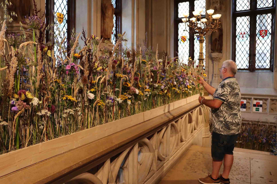 Hoa trang trí tại cầu thang lối lên Tòa Thị chính Brussels. (Ảnh: Hương Giang/TTXVN)