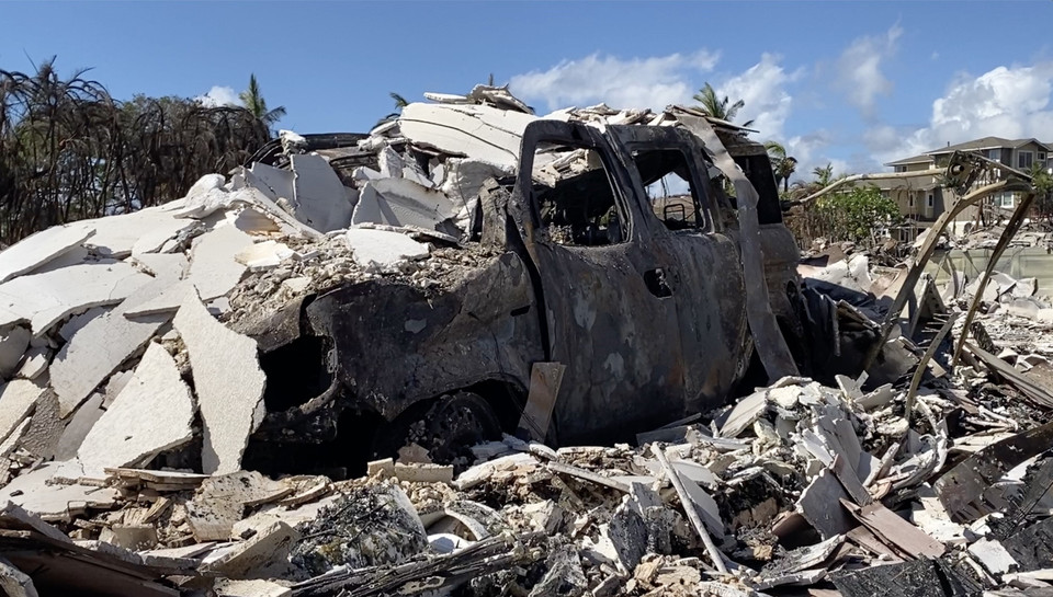 Ngày 15/8/2023, giới chức bang Hawaii (Mỹ) cho biết số nạn nhân thiệt mạng trong vụ cháy rừng nghiêm trọng bùng phát hôm 9/8 tại đảo Maui đã lên tới 101 người. Nhiều khả năng, con số này chưa dừng lại khi nỗ lực tìm kiếm khoảng 1.300 người mất tích vẫn đang được triển khai. Ngoài ra, thảm họa cháy rừng đã thiêu rụi hoặc làm hư hại ít nhất 2.200 ngôi nhà và nhiều tài sản khác, tổng thiệt hại ước tính gần 6 tỷ USD. (Ảnh: THX/TTXVN)