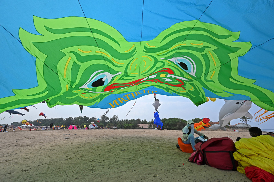 Lễ hội thả diều quốc tế Tamil Nadu diễn ra tại thành phố Mamallapuram của Ấn Độ từ ngày 12-14/8/2023, thu hút đông đảo người tham gia. Tại lễ hội, những con diều hoạt hình ngộ nghĩnh, độc đáo bay vút lên cao tạo nên một khung cảnh vui nhộn. (Ảnh: AFP/TTXVN)