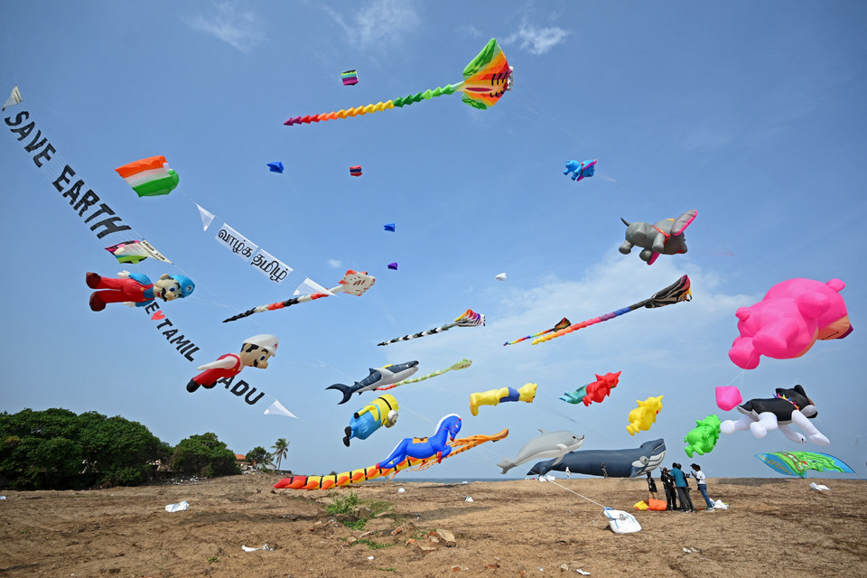 Lễ hội thả diều quốc tế Tamil Nadu diễn ra tại thành phố Mamallapuram của Ấn Độ từ ngày 12-14/8/2023, thu hút đông đảo người tham gia. Tại lễ hội, những con diều hoạt hình ngộ nghĩnh, độc đáo bay vút lên cao tạo nên một khung cảnh vui nhộn. (Ảnh: AFP/TTXVN)