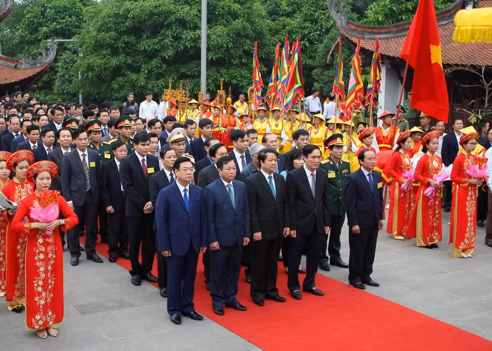 Lãnh đạo tỉnh Phú Thọ cùng các đại biểu dự lễ. (Ảnh: Thanh Tùng/TTXVN)