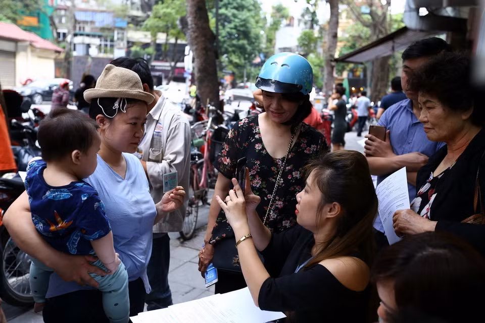 Điểm giao dịch của Viettel trên phố Phan Chu Trinh quá tải, khách hàng phải đăng ký bên ngoài điểm giao dịch. (Ảnh: Minh Quyết/TTXVN)