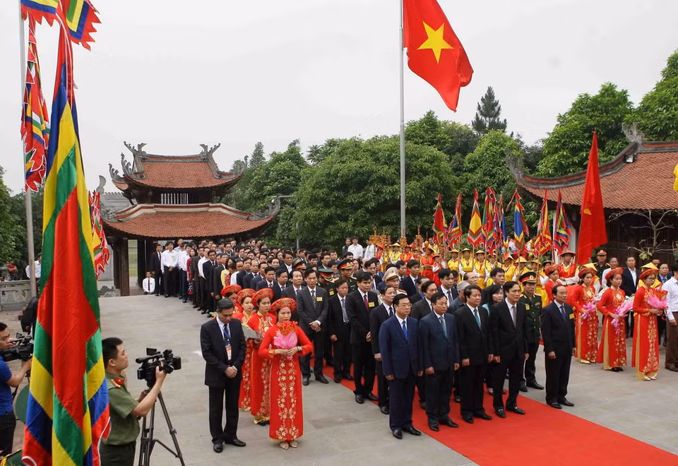 Lãnh đạo tỉnh Phú Thọ cùng các đại biểu dự lễ. (Ảnh: Thanh Tùng/TTXVN)