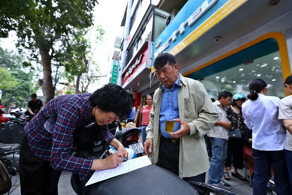 Yên xe máy cũng chở thành bàn đăng ký thông tin thuê bao ngày 21/4/2018. (Ảnh: Minh Quyết/TTXVN)