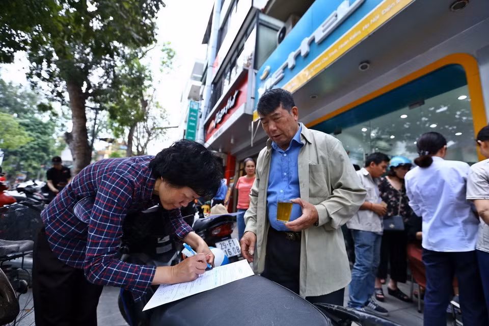 Yên xe máy cũng chở thành bàn đăng ký thông tin thuê bao ngày 21/4/2018. (Ảnh: Minh Quyết/TTXVN)