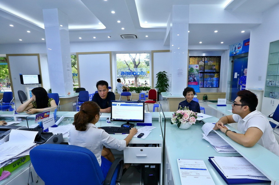 Khách hàng đến đăng ký thông tin thêu bao di động tại điểm giao dịch của VinaPhone phố Đinh Tiên Hoàng ngày 21/4. (Ảnh: Minh Quyết/TTXVN)