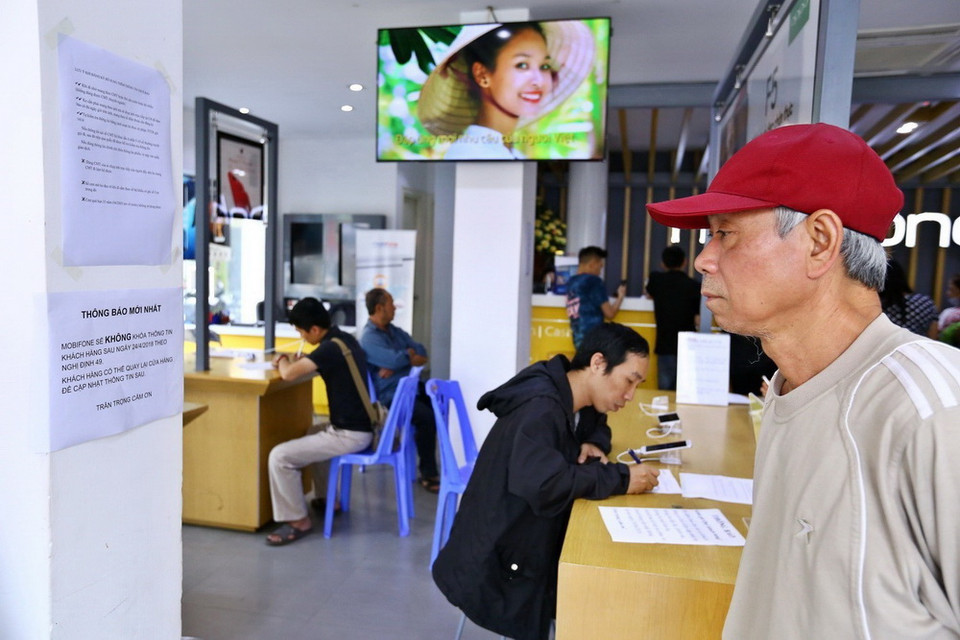 Nhà mạng Mobifone thông báo sẽ không khóa thông tin khách hàng sau ngày 24/4/2018 theo Nghị định 49, khách hàng có thể quay lại cửa hàng để cập nhật thông tin. (Ảnh: Minh Quyết/TTXVN)