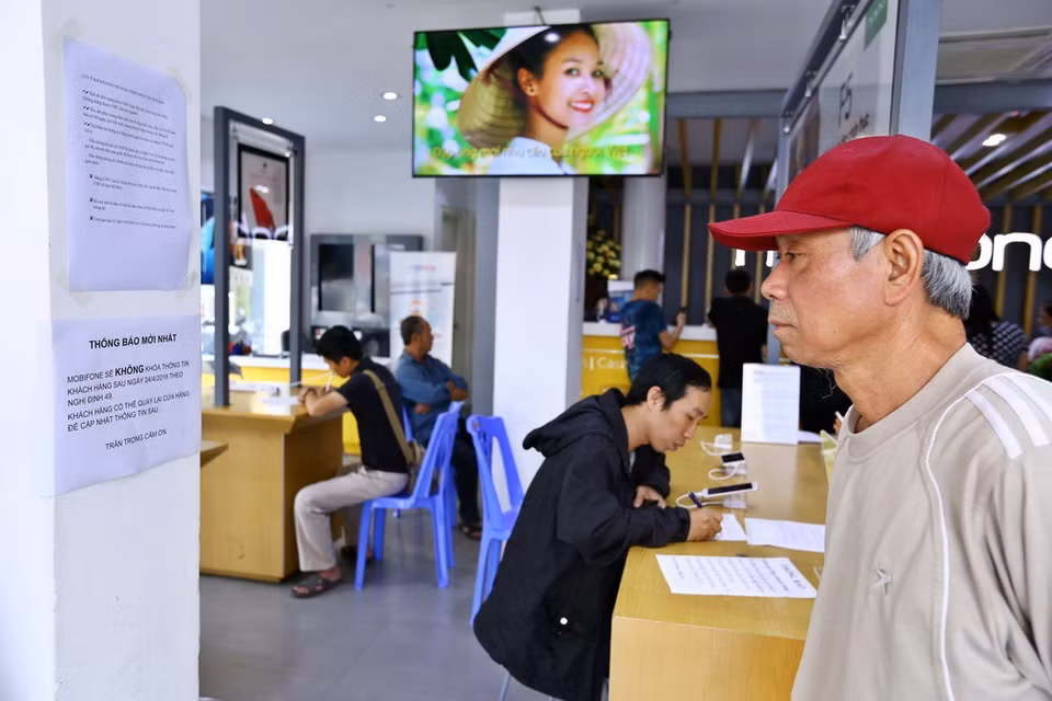 Nhà mạng Mobifone thông báo sẽ không khóa thông tin khách hàng sau ngày 24/4/2018 theo Nghị định 49, khách hàng có thể quay lại cửa hàng để cập nhật thông tin. (Ảnh: Minh Quyết/TTXVN)