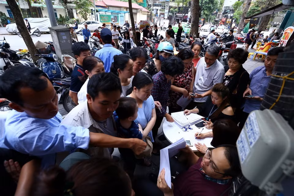  Điểm giao dịch của Viettel trên phố Phan Chu Trinh quá tải, khách hàng phải đăng ký bên ngoài điểm giao dịch ngày 21/4. (Ảnh: Minh Quyết/TTXVN)