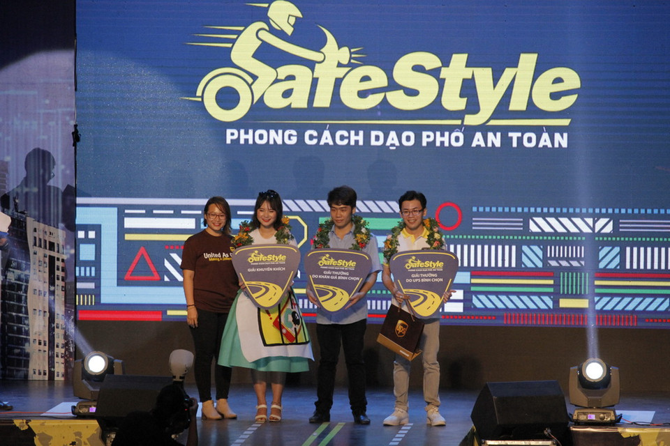 Cuộc thi thiết kế thời trang 'Phong cách dạo phố an toàn - Safe Style Fashion Show' diễn ra tối 20/4 tại trường Đại học Sư phạm Kỹ thuật Thành phố Hồ Chí Minh. (Nguồn: Vietnam+)