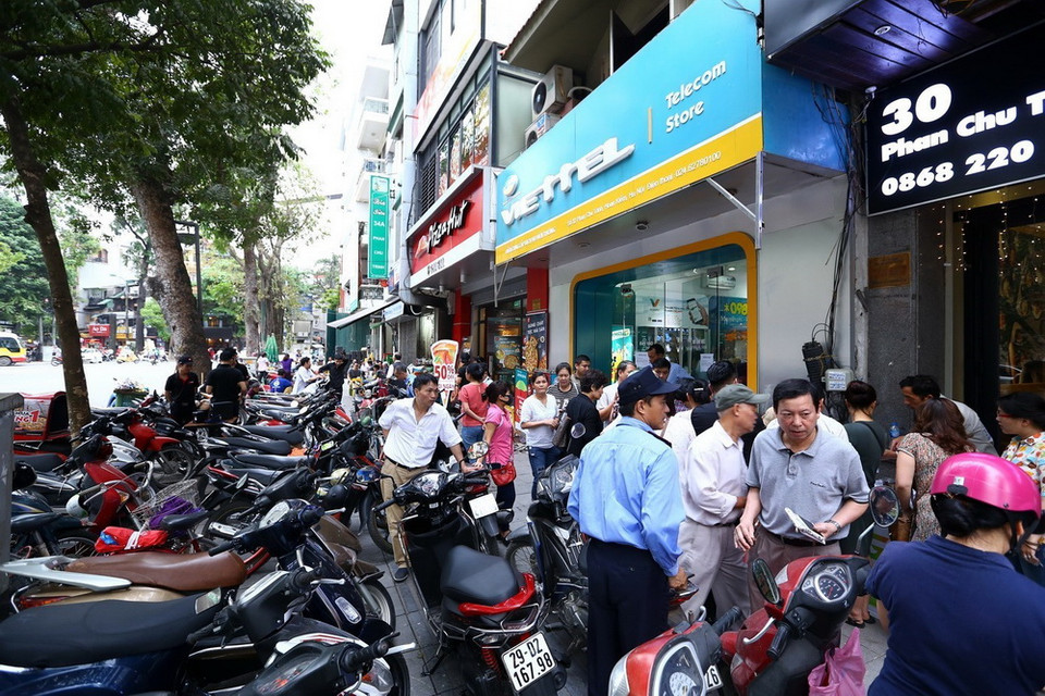 Rất đông khách hàng đến đăng ký tại điểm giao dịch của Viettel phố Phan Chu Trinh ngày 21/4. (Ảnh: Minh Quyết/TTXVN)