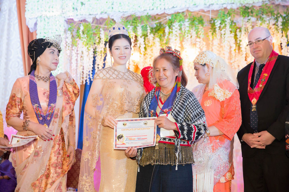 Đại diện các vùng miền nhận sắc lệnh. (Ảnh: Khoa Nguyễn)