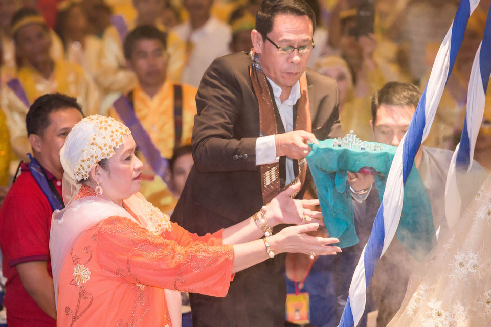 Vương miện được lấy xuống. (Ảnh: Khoa Nguyễn)